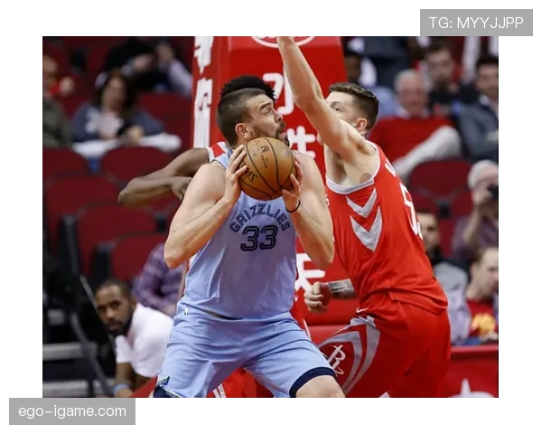 麦克海尔通过高效内线脚步对比巴克利展现关键得分能力