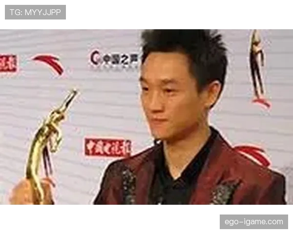 杨威退役后这身材管理也太狠了，健身房打卡比上班还准时