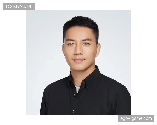 陶菲克这复古气质，今天穿个运动裤都能让人怀疑他是不是刚从影视剧组走出来的演员